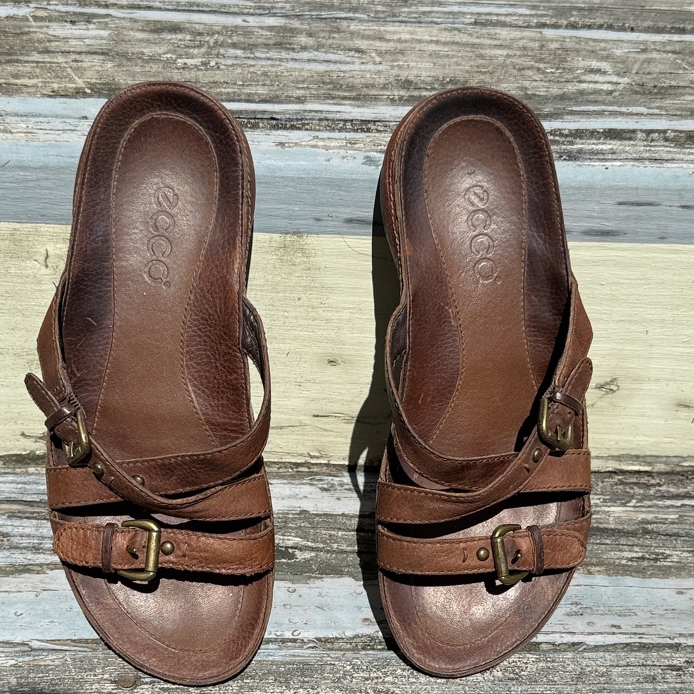 Ecco Women's Dark Brown Leather Sandals Slides size 8 39 distressed flip flops - Picture 6 of 14